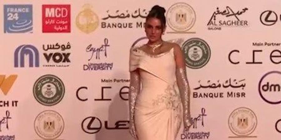 درة تخطف الأنظار خلال حفل افتتاح مهرجان القاهرة السينمائي في دورته الـ46 - الفجر سبورت