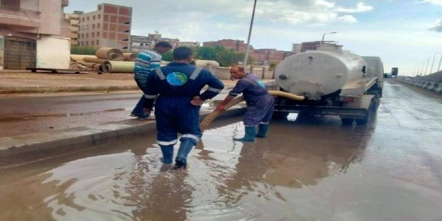 فرق الطوارئ تواصل انتشارها لرفع تراكمات مياه الأمطار بشوارع البحيرة - الفجر سبورت