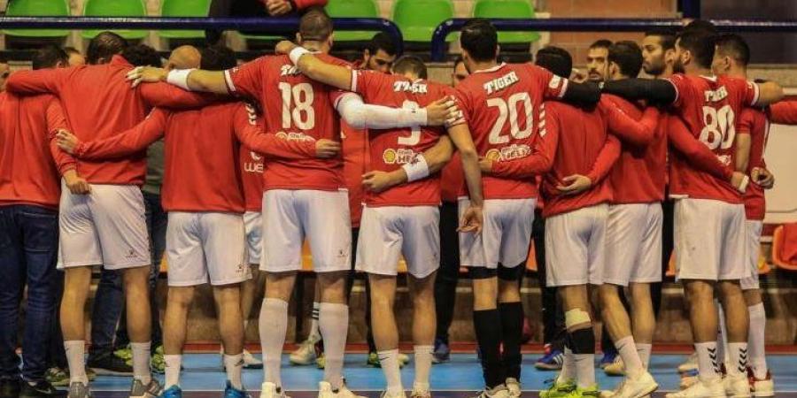 خالد فتحي يشكر اتحاد اليد الإماراتي ويهدي رئيسه درع نظيره المصري - الفجر سبورت