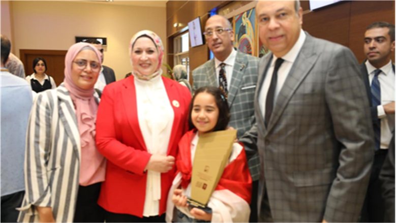 تقديرًا لإنجازها العربي.. وزير الطيران المدني يستقبل بطلة «تحدي القراءة العربي» بمطار القاهرة الدولي