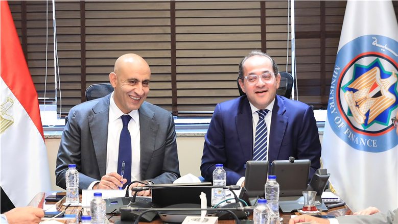 اجتماع بين وزيري المالية والتعليم لبحث زيادة مرتبات المعلمين