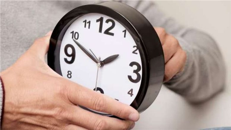 عودة العمل بالتوقيت الشتوي بعد غدًا الجمعة. تأخير الساعة 60 دقيقة
