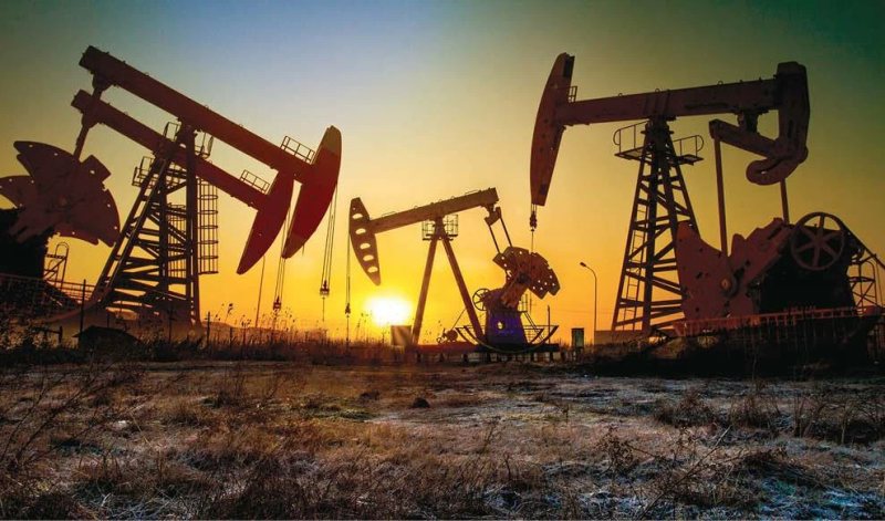 انخفاض كبير في أسعار النفط اليوم عالميًا وسط مخاوف الإمدادات والتحركات الأمريكية