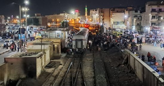 انتظام حركة القطارات بعد حادث تصادم جرار قطار بسيارة بأسوان