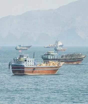 رويترز: هجوم بلغمين لاصقين على سفينة في «هرمز»