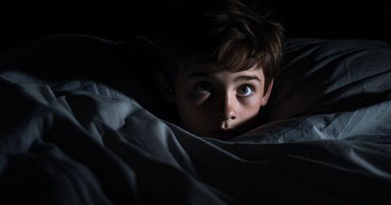 الكوابيس عند الأطفال.. كيف تتعامل إذا استيقظ ابنك من النوم باكيا؟