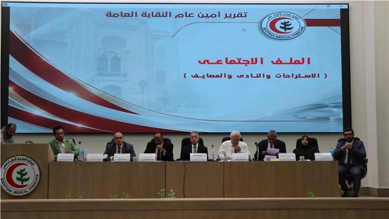 نقيب الأطباء يحذر من التوسع العشوائي في كليات الطب: زيادة الخريجين دون توفير أماكن التدريب يهدد مستقبل المهنة