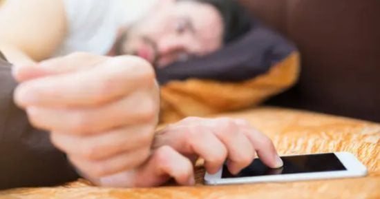 بتفتح عينك على الموبايل أول ما تصحى.. كيف يتأثر دماغك سلبا