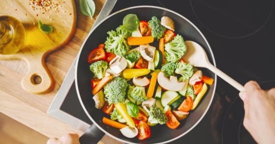 هذه العادة تساعدك فى الحد من الرغبة الشديدة لتناول الطعام ليلا