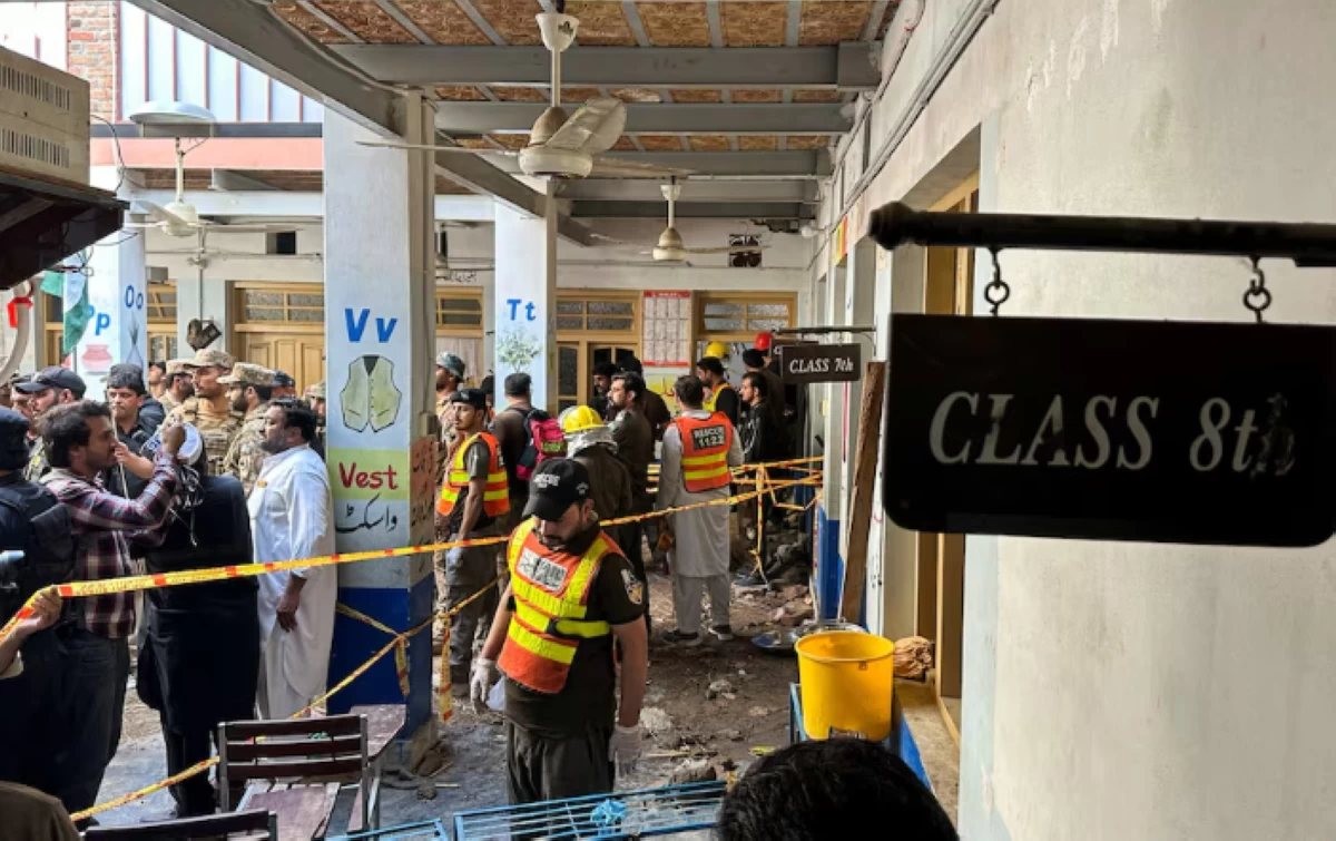 انهيار سقف مدرسة في باكستان يسفر عن مقتل ما لا يقل عن 32 طفلا ومعلم