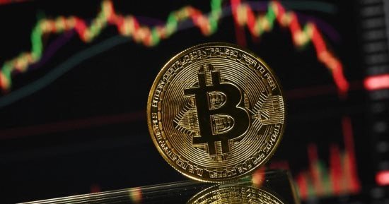 بيتكوين تفقد الزخم وتتراجع إلى 84 ألف دولار وسط ارتفاع النفط وعوائد السندات