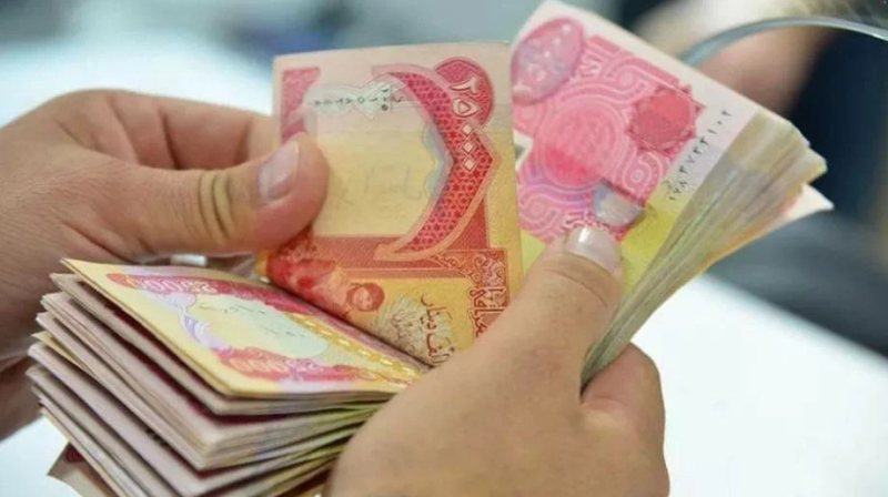 الدولار مقابل 1520 دينارًا.. لماذا خفض العراق سعر صرف العملة بنحو 15%؟