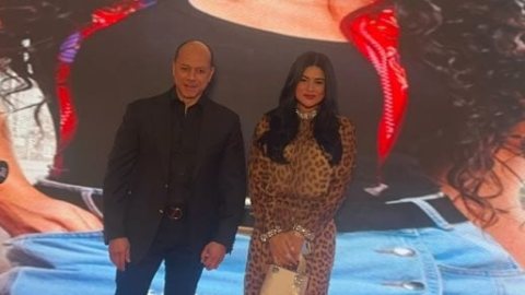 تامر مرسي وزوجته وشريف الليثي وملك زاهر ومصطفى خاطر في عرض مطلوب عائليا