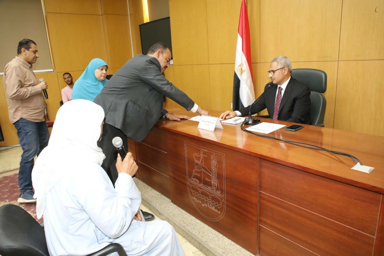 صرف مساعدات مالية وعينية لعدد من الحالات المستحقة في بني سويف