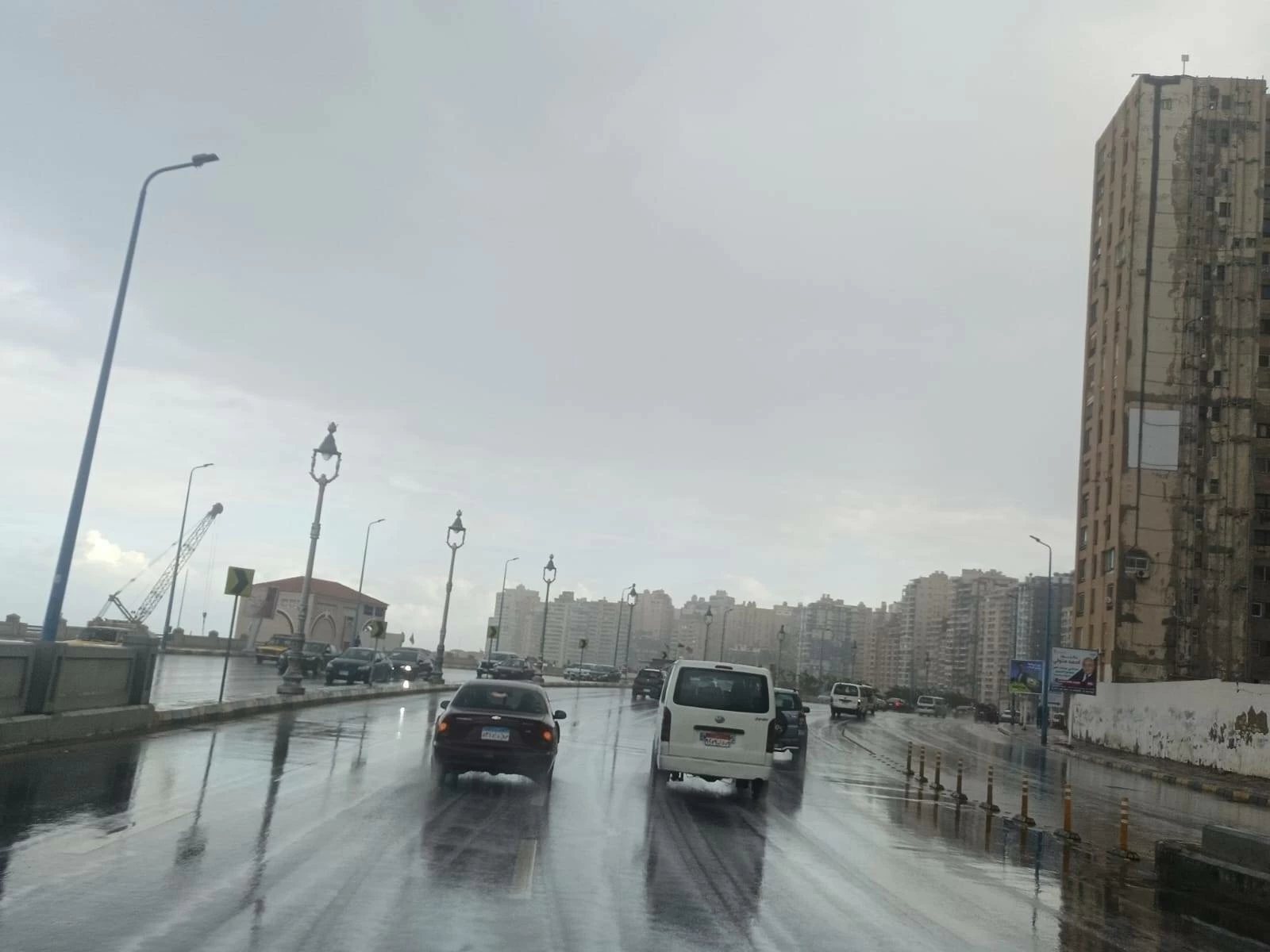 «أمطار مفاجئة».. محافظ الإسكندرية يتابع من غرفة العمليات ومركز السيطرة تداعيات الطقس السيئ