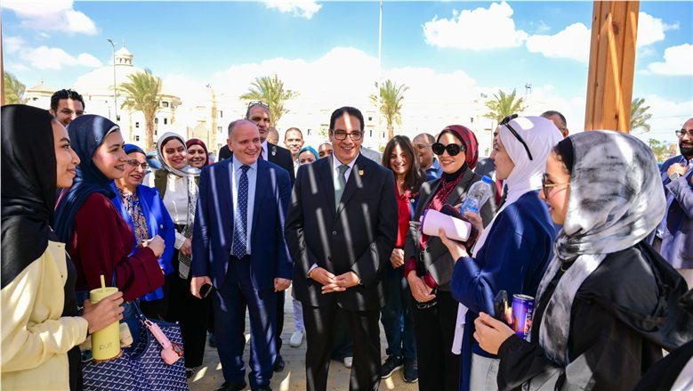 محمد سامي عبدالصادق في جولة ميدانية بالجامعة الأهلية والفرع الدولي
