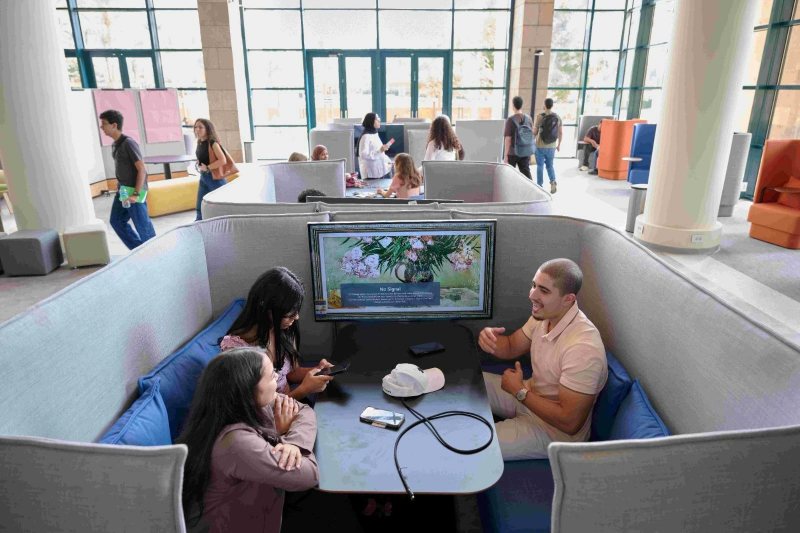 تتويجًا للخطة الاستراتيجية....الجامعة الأمريكية بالقاهرة تفتتح مساحات التعلم المشتركة المطوّرة بالمكتبة