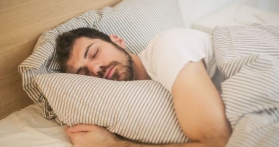 عرض شائع أثناء النوم يتجاهله الكثيرون يؤدي لفشل القلب