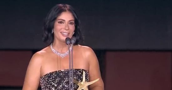 أبرزهم ياسمين عبد العزيز.. نجوم الفن يهنئون منى زكى على تكريمها فى الجونة