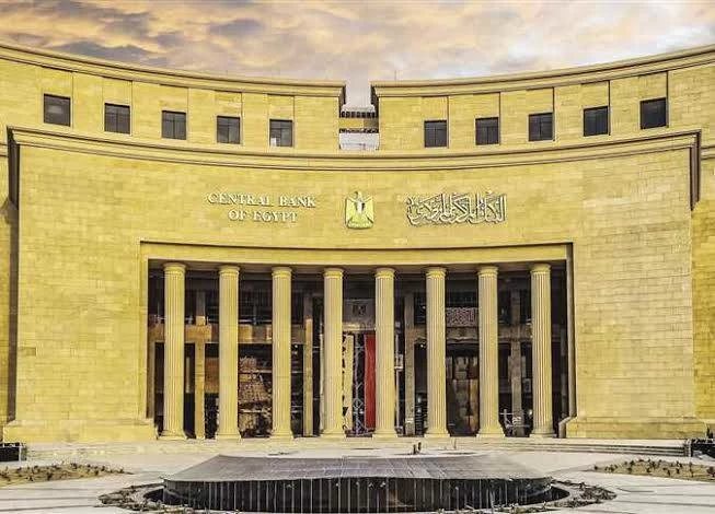 خبير مصرفي: رفع الفائدة ١٪؜ جاء مخالفًا لتوقعات الخبراء.. والدولار وخروج الأموال الساخنة أبرز التحديات