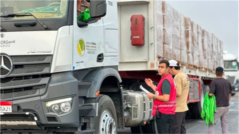 "زاد العزة" الـ303.. الهلال الأحمر يقدم 3690 طن مساعدات و1574 طن دقيق وسلال غذائية للفلسطينيين