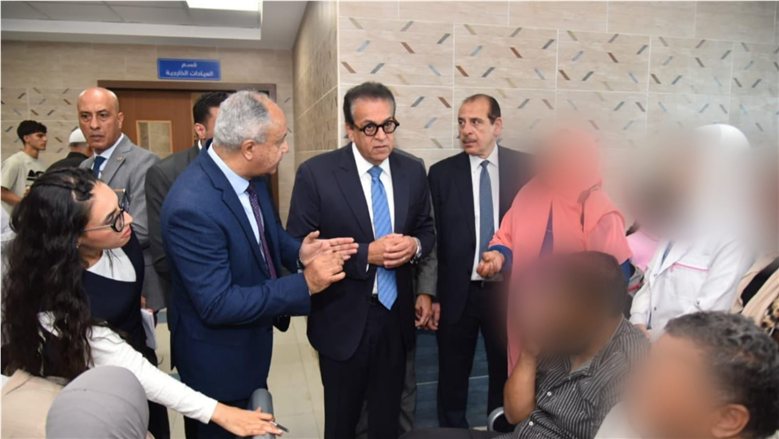 وزير الصحة يتفقد مستشفى المدينة بالعبور ويوجه بإعادة توزيع الصيادلة وفق الاحتياجات
