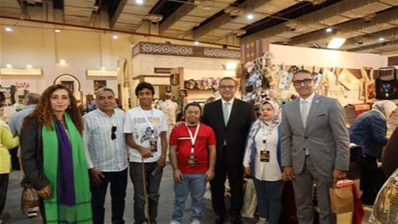 رئيس جهاز تنمية المشروعات يتفقد اجنحة العارضين من ذوي الهمم في معرض تراثنا